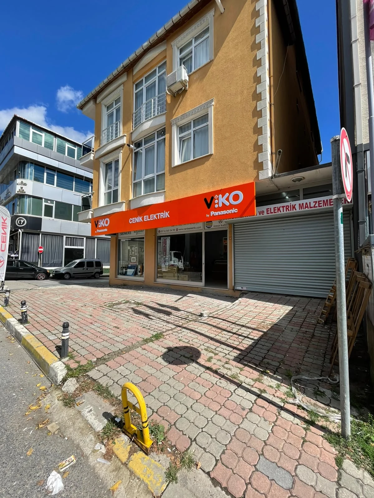 Cenik Elektrik mağazasının tabelası ve girişi
